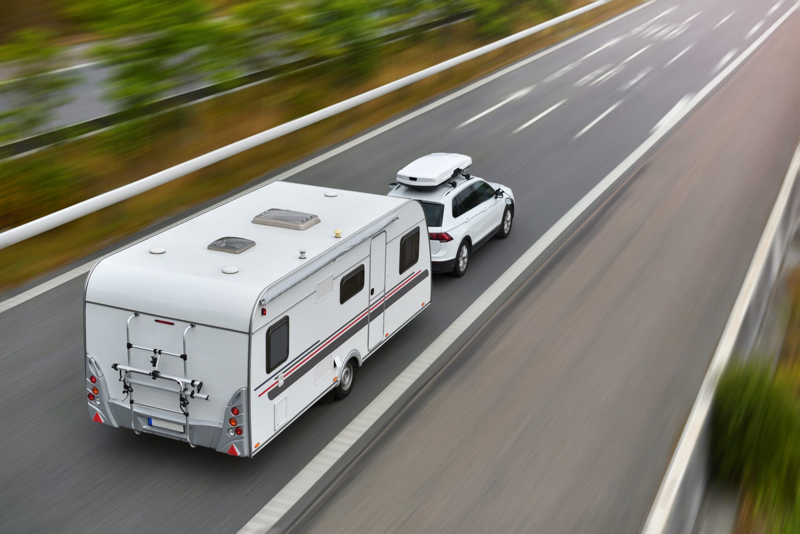caravan met auto op de snelweg