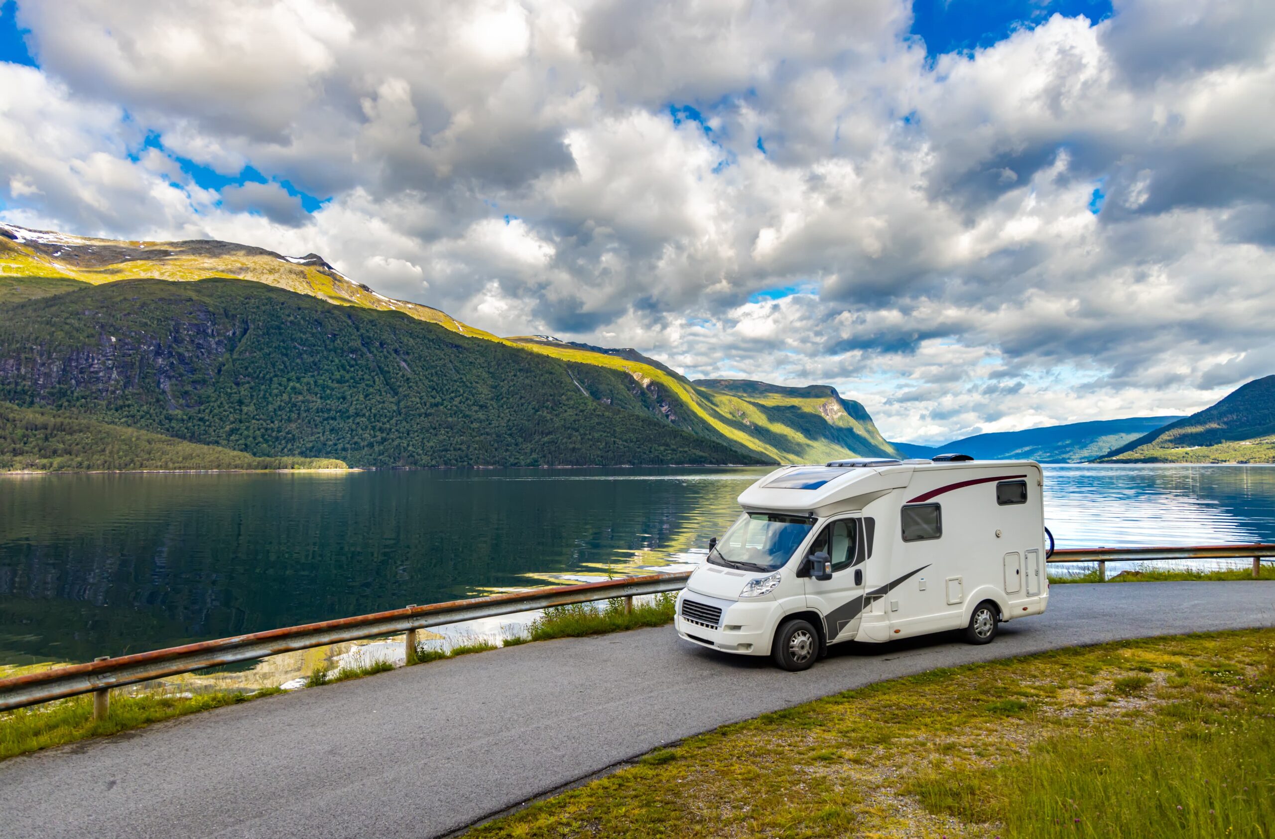 semi-integraal camper in Zwitserland naast het water en bergen